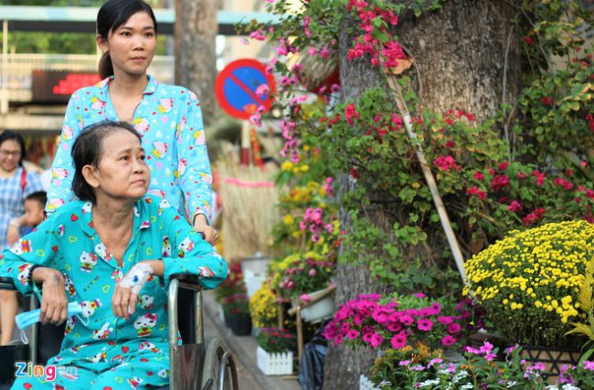 Ước mong lớn nhất của mẹ con chị Kiều là được về quê ăn Tết cùng gia đình. Ảnh: BH.