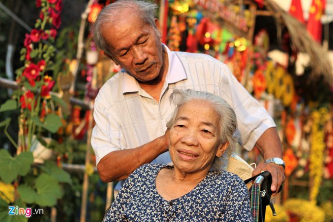 Ông Tân và vợ cho biết Tết năm nay sẽ ở lại đón giao thừa tại bệnh viện. Ảnh: BH.