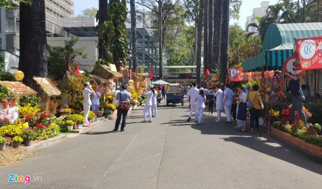 Đường hoa Tết Bệnh viện Chợ Rẫy hoạt động từ nay đến mùng 4 Tết Canh Tý. Ảnh: LP.