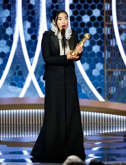 Diễn viên Awkwafina nhận giải. Ảnh: USA Today.