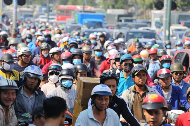 Xe máy, ôtô thường xuyên kẹt cứng trên đường Cộng Hòa - Ảnh: PHƯỚC TUẦN