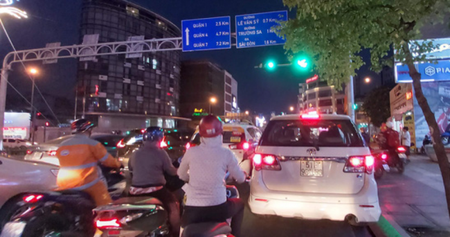 Xe cộ chen chúc trên đường Nguyễn Văn Trỗi. Đường có 3 làn xe, ôtô dàn luôn hàng bốn, xe máy đành chen giữa các làn ôtô mà đi - Ảnh: V.N.A.