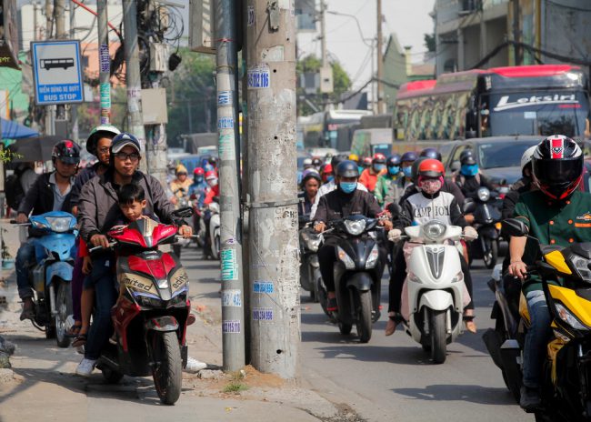 Nhiều xe máy bất chấp đi lên vỉa hè - Ảnh: CHÂU TUẤN