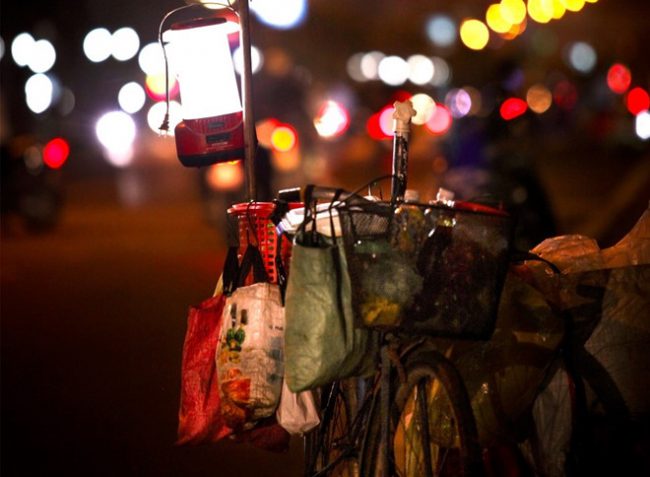 Đi xa kiếm được tiền lo cho gia đình, ly hương đâu phải là buồn? ẢNH MINH HỌA: LÊ THANH HẢI