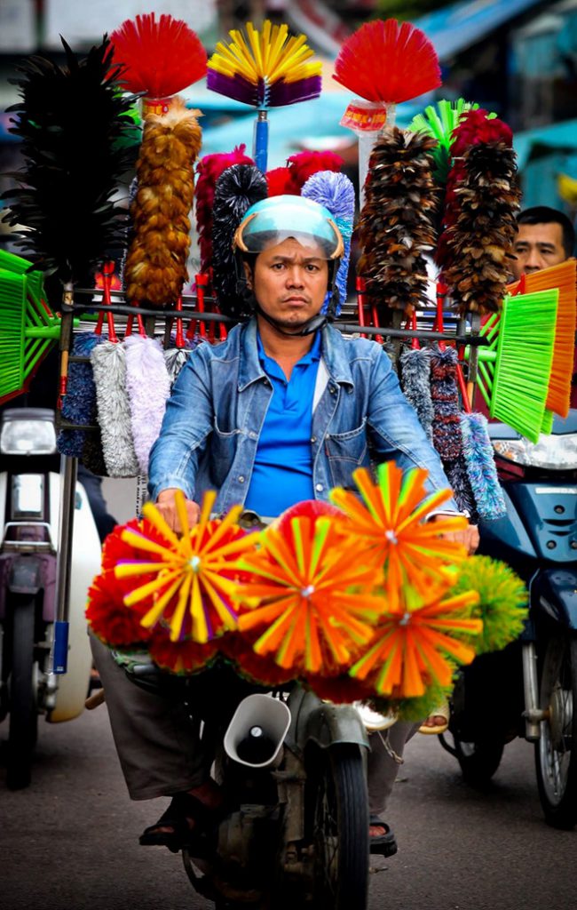 Với nhiều người, ly hương không hẳn là buồn vì cuộc mưu sinh ở đất khách giúp họ và gia đình cải thiện cuộc sống