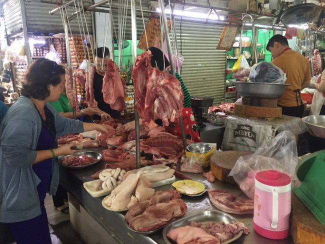 Giá thị heo tại các chợ nhỏ vẫn chưa giảm tương ứng với chợ đầu mối Ảnh: NGUYỄN HẢI