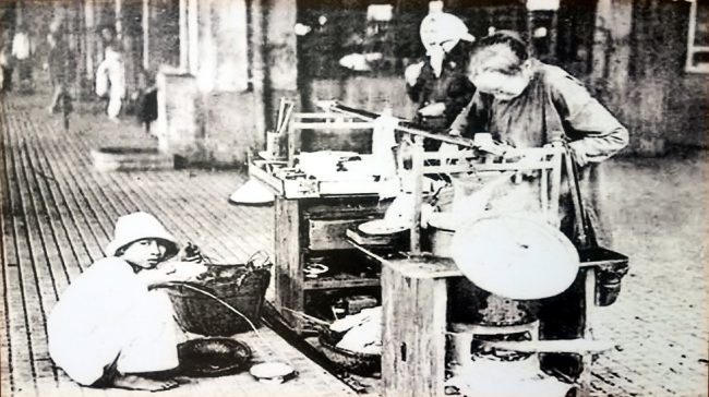 Hàng rong trên đường phố Sài Gòn