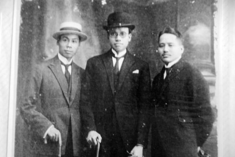 Phạm Duy Tốn và Phạm Quỳnh mặc Âu phục đi dự Đấu xảo ở Pháp 1922. Ảnh: TL