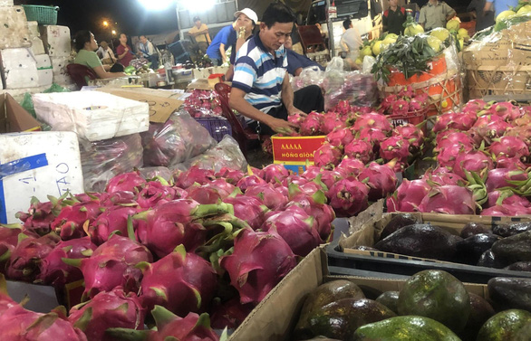 Trái cây về chợ tương đối dồi dào. ẢNH: KIM THOA