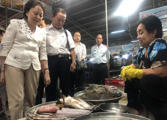 Bà Phạm Khánh Phong Lan khảo sát ngành hàng thủy sản tại chợ Thủ Đức