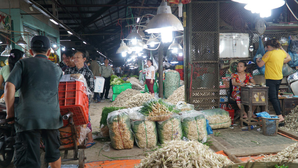 Các sản phẩm tiêu dùng nhiều mùa tết như củ kiệu được tiêu thương chợ đầu mối Thủ Đức nhập về khá nhiều