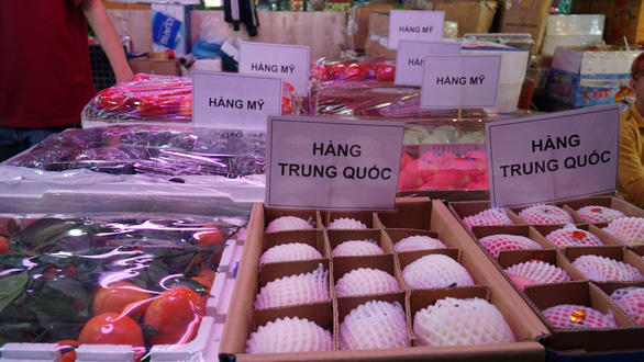 Hàng Mỹ và Trung Quốc được tiểu thương chợ đầu mối Thủ Đức để riêng ra với bảng cắm ghi rõ nguồn gốc
