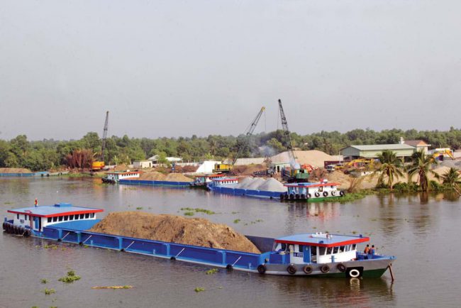 Khai thác cát là hình ảnh phổ biến ở miền Tây, được coi là một phần nguyên nhân gây sạt lở ở các cù lao.