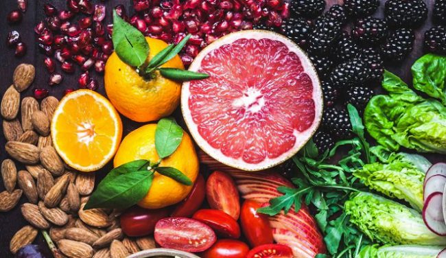 Thực phẩm toàn phần bao gồm ngũ cốc nguyên hạt, các loại củ, đậu, trái cây và rau quả. Ảnh: Healthline