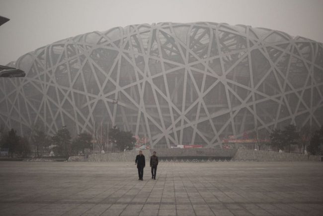 Sân vận động Tổ Chim, biểu tượng thể thao của Bắc Kinh như lơ lửng trên mây trong bầu không khí ô nhiễm. Ảnh: baltimoresun.com.