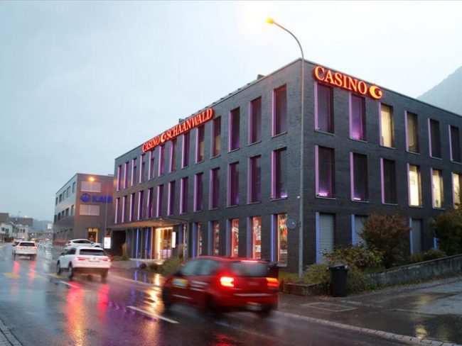 Nợ chính phủ của quốc gia này gần như bằng 0. Tỷ lệ nợ/GDP vào khoảng 0,5%. Ảnh: Reuters.