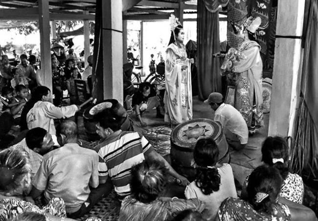 “Nơi đó, người ta sẽ khóc cười theo những thân phận xa lạ, đến cả phần số cũng sẽ cầu kỳ hơn phần số đời sống thường tình...”. Ảnh: TL