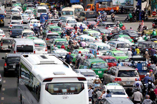 Nhiều tuyến đường dẫn vào sân bay Tân Sơn Nhất thường xuyên ùn tắc nghiêm trọng Ảnh: Ngọc Dương