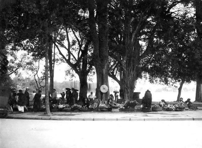 Chợ hoa bên Hồ Gươm.