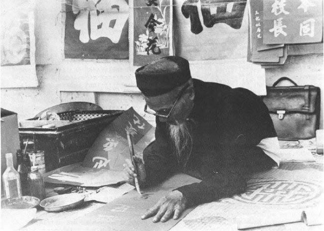 Thầy đồ cho chữ "Hoa tay thảo những nét, Như phượng múa rồng bay" (thơ Vũ Đình Liên).