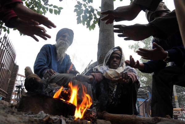 Người dân New Delhi đang trải qua đợt lạnh lịch sử. (Ảnh: IANS