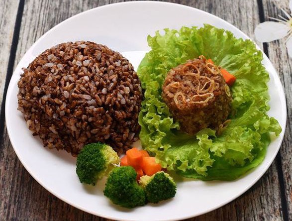 Nhiều người chọn cách ăn thực dưỡng để chữa bệnh- Ảnh: Internet