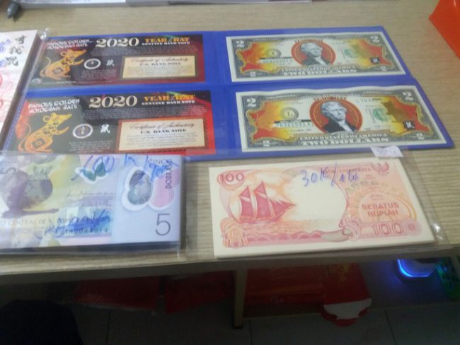 Nhiều mẫu tiền của nước ngoài dùng để lì xì đang được rao bán