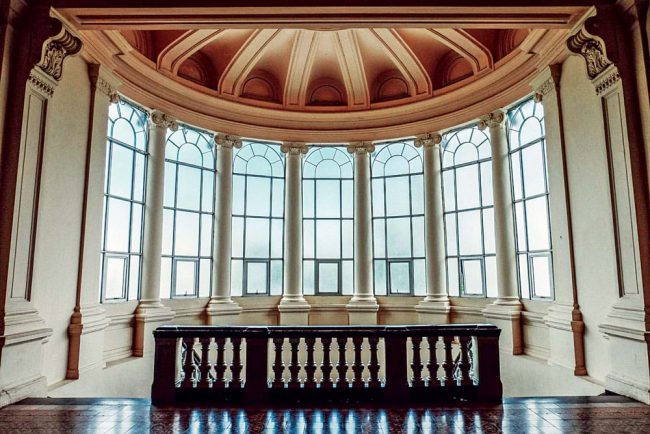 Dinh Gia Long, dãy cột Ionic và nóc tròn cổ điển. Ảnh Nguyen Tuan Tran