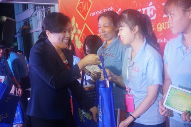 Phó Trưởng ban Dân vận Thành ủy TP HCM Nguyễn Trần Phượng Trân, trao quà Tết cho công nhân