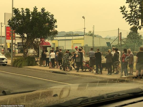 Đám đông xếp hàng trước một bốt điện thoại công cộng. (Ảnh: Twitter