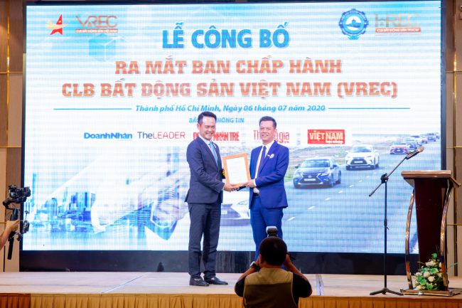 Ông Đặng Hồng Anh, Chủ tịch Hội Doanh nhân trẻ Việt Nam trao quyết định thành lập VREC cho ông Nguyễn Quốc Bảo