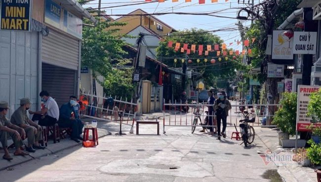 Nhiều địa điểm du lịch không một bóng người