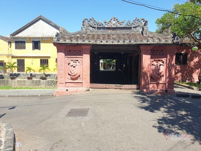 Nhiều địa điểm du lịch không một bóng người