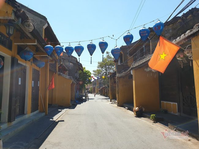 Nhiều địa điểm du lịch không một bóng người