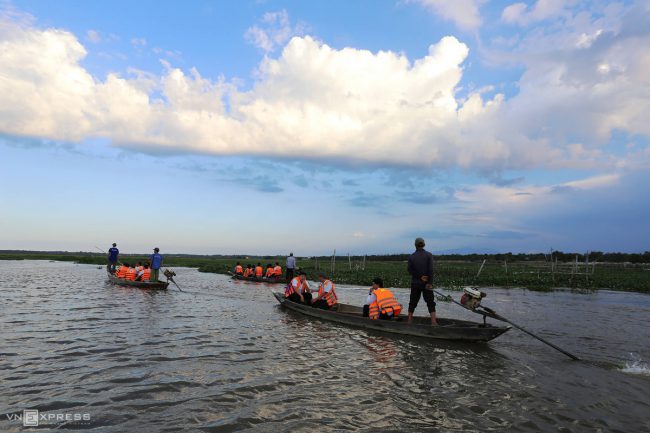 dan-chim-quy-tren-song-dam