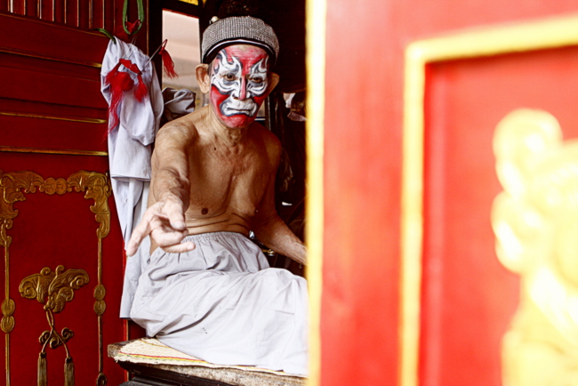 nghe-si-hat-boi-huu-lap