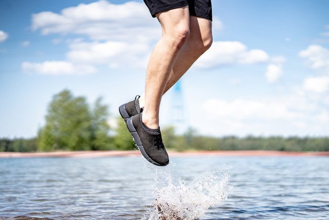 hai-chang-trai-lam-giay-tu-ba-ca-phe