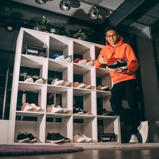 hai-chang-trai-lam-giay-tu-ba-ca-phe