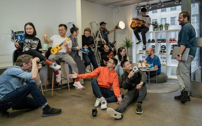 hai-chang-trai-lam-giay-tu-ba-ca-phe