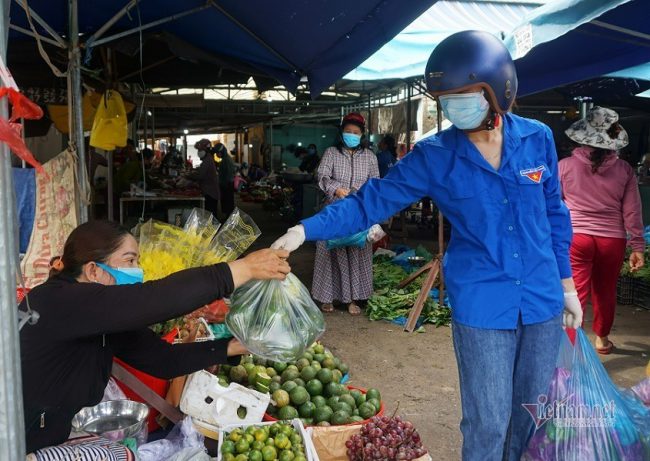 shipper-ao-xanh-di-cho-giup-dan