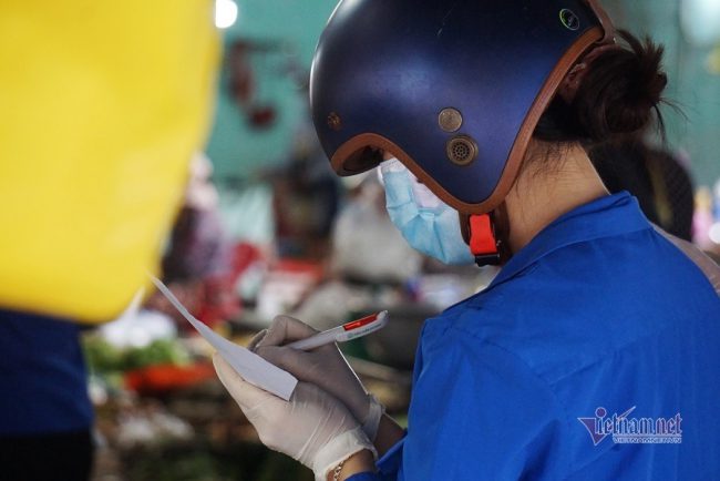 shipper-ao-xanh-di-cho-giup-dan