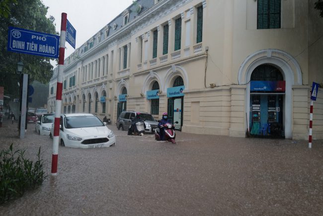 pho-quanh-ho-guom-ngap-sau