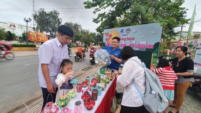 dem-chai-nhua-doi-lay-long-den