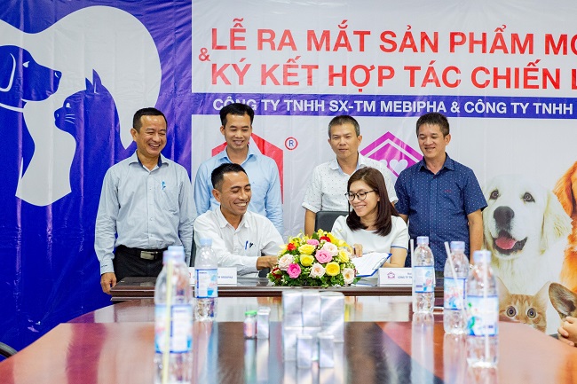 Ông Huỳnh Công Tuấn, Tổng Giám đốc Mebipha và bà Nguyễn Vũ Thư Thư, Giám đốc Mebipet ký kết thỏa thuận hợp tác dưới sự chứng kiến của đại diện hai công ty.
