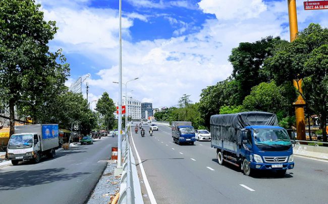 cam-xe-qua-cau-nguyen-huu-canh