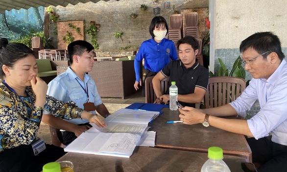 quan-ca-phe-vut-rac-xuong-bien