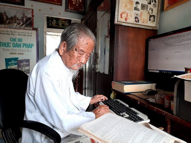 cu-ong-100-tuoi-viet-sach-ve-sai-gon