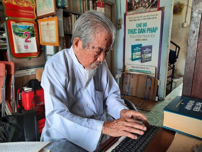 cu-ong-100-tuoi-viet-sach-ve-sai-gon