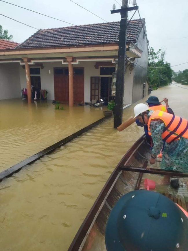 vi-chu-tich-xa-ngam-minh-cuu-nguoi-trong-lu