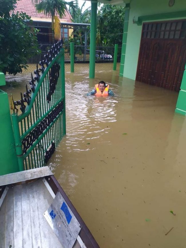 vi-chu-tich-xa-ngam-minh-cuu-nguoi-trong-lu